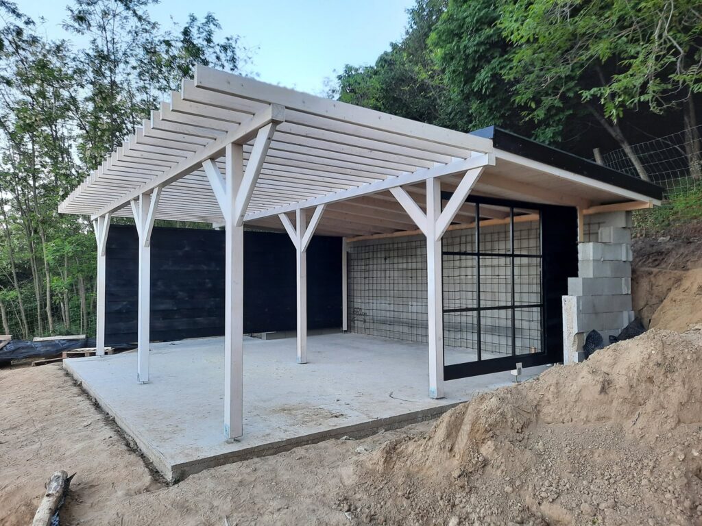 Fehérre festett pergola betonaljzaton